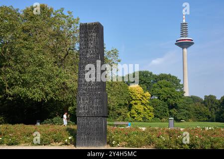 Mahnmal für die Familie Rothschild am einstigen Palais Grüneburg, Stele, Grüneburgpark, Westend, Francfort Banque D'Images