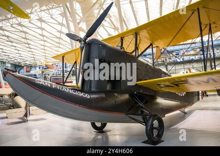 CHANTILLY, Virginie, États-Unis — L'avion amphibie Loening OA-1A San Francisco de 1926 est conservé au Steven F. Udvar-Hazy Center de Smithsonian. Cet avion historique représente les premiers développements de la technologie de l'aviation amphibie. L'avion fait partie de la vaste collection d'aviation logée dans le hangar d'aviation du centre près de l'aéroport international de Dulles. Banque D'Images