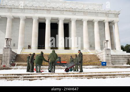 WASHINGTON DC, États-Unis — le National Park Service travaille à dégager la neige et la glace des marches du Lincoln Memorial après une tempête de neige. Banque D'Images