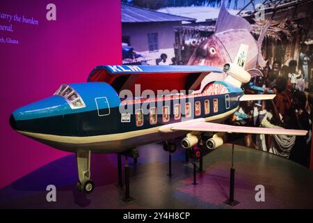 Cercueil d'avion de l'artiste Paa Joe du Ghana (1997) exposé dans une exposition sur la culture africaine au Musée national d'histoire naturelle Smithsonian Banque D'Images