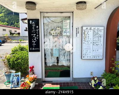 Kinugawa Onsen, Japon 1er mai 2023 : la vue sur la rue de la ville à Kinugawa Onsen est une station thermale dans la ville de Nikko, Tochigi, au Japon. Le pla Banque D'Images
