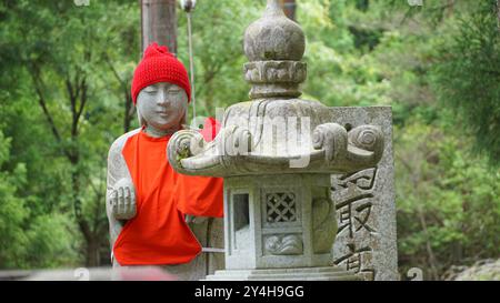 Ancien cimetière à la lumière du jour dans une forêt Okunoin cimetière Wakayama Japon. Banque D'Images