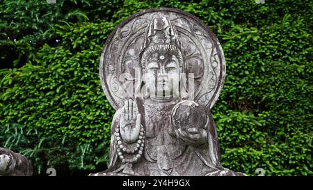 Ancien cimetière à la lumière du jour dans une forêt Okunoin cimetière Wakayama Japon. Banque D'Images