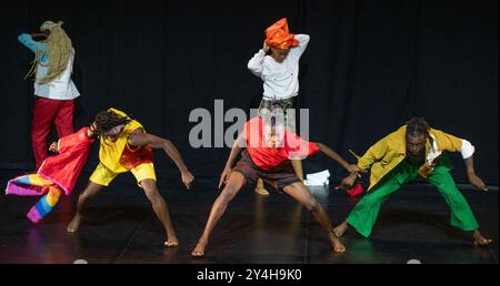 Queen Elizabeth Hall, Southbank Centre, Londres, Royaume-Uni. 18 septembre 2024. La compagnie de danse révolutionnaire du Nigeria, Qudus Onikeku et la QDance Company répètent re:Incarnation, une ode à la richesse de la culture nigériane, cette création de danse, musique, mode et arts visuels met en valeur la profondeur de la philosophie Yoruba ancienne mélangée à la culture de la jeunesse nigériane. Spectacle à la Southbank du mer 18 au jeu 19 septembre 2024 avant de se déplacer dans le Royaume-Uni. Crédit : Malcolm Park/Alamy Live News Banque D'Images