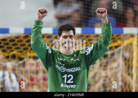 PHOTO D'ARCHIVE : Henning FRITZ aura 50 ans le 21 septembre 2024, le gardien de but Henning FRITZ (n ° 12, milieu, Ki) les bras levés, acclamant. Handball Bundesliga THW Kiel - HSG Nordhorn, 34:28, Ostseehalle Kiel ; le 2 juin 2007; league1, matchday34, saison0607 (c)Sven Simon # Prinzess-Luise-Str. 41 # 45479 M uelheim/R uhr # tel. 0208/9413250 # fax. 0208/9413260 # compte 244 293 433 P ostbank E ssen BLZ 360 100 43 # www.SvenSimon.net. Banque D'Images