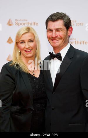 Wiesbaden, Deutschland. 07 février 2015. PHOTO D'ARCHIVE : Henning FRITZ aura 50 ans le 21 septembre 2024, Henning FRITZ, gardien de but de handball, avec sa femme Babett, tapis rouge, Red Carpet Show, Ball des Sports le 7 février 2015 à Wiesbaden Â crédit : dpa/Alamy Live News Banque D'Images