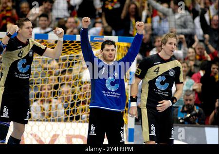ARCHIVE PHOTO : Henning FRITZ aura 50 ans le 21 septembre 2024, jubilation Henning FRITZ (GER), acclamations, jubilant, gauche Sebastian PREISS droite Oliver ROGGISCH quart de finale, Espagne (ESP) - Allemagne (GER) 25:27, le 30 janvier 2007 au Championnat du monde de handball de Cologne 2007 en Allemagne, du 19 janvier au 4 février 2007 ? Sven Simon # Prinzess-Luise-Str. 41 # 45479 M uelheim/R uhr # Tel. 0208/9413250 # Fax. 0208/9413260 # compte 244 293 433 # P ostbank E ssen # Code bancaire 360 100 43 # courriel : svensimon@t-online.de #www.SvenSimon.net. Banque D'Images