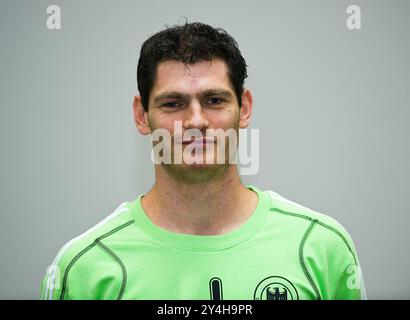 PHOTO D'ARCHIVE : Henning FRITZ aura 50 ans le 21 septembre 2024, gardien de but Henning FRITZ, Allemagne, portrait, équipe nationale de handball, présentation du nouveau maillot national, le 1er juillet 2008 à Herzogenaurach ; ? Sven Simon # Prinzess-Luise-Str. 41 # 45479 M uelheim/R uhr # Tel. 0208/9413250 # Fax. 0208/9413260 # compte 244 293 433 # P ostbank E ssen # Code bancaire 360 100 43 # courriel : svensimon@t-online.de #www.SvenSimon.net. Banque D'Images