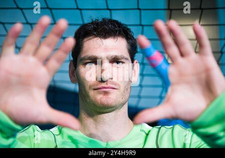 PHOTO D'ARCHIVE : Henning FRITZ aura 50 ans le 21 septembre 2024, gardien de but Henning FRITZ, Allemagne, portrait, regardant par ses mains, main, équipe nationale de handball, présentation du nouveau maillot national, le 1er juillet 2008 à Herzogenaurach ; ? Sven Simon # Prinzess-Luise-Str. 41 # 45479 M uelheim/R uhr # Tel. 0208/9413250 # Fax. 0208/9413260 # Kto. 244 293 433 # P ostbank E ssen # BLZ 360 100 43 # e-mail : svensimon@t-online.de #www.SvenSimon.net. Banque D'Images