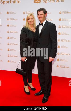 Wiesbaden, Deutschland. 07 février 2015. PHOTO D'ARCHIVE : Henning FRITZ aura 50 ans le 21 septembre 2024, Henning FRITZ, gardien de but de handball, avec sa femme Babett, tapis rouge, Red Carpet Show, Ball des Sports le 7 février 2015 à Wiesbaden Â crédit : dpa/Alamy Live News Banque D'Images