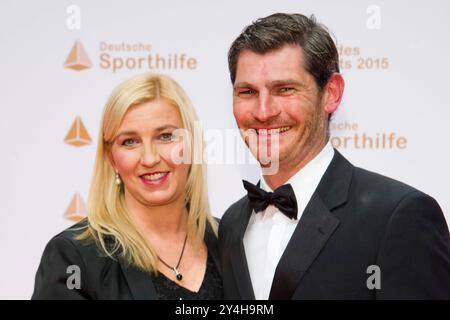 Wiesbaden, Deutschland. 07 février 2015. PHOTO D'ARCHIVE : Henning FRITZ aura 50 ans le 21 septembre 2024, Henning FRITZ, gardien de but de handball, avec sa femme Babett, tapis rouge, Red Carpet Show, Ball des Sports le 7 février 2015 à Wiesbaden Â crédit : dpa/Alamy Live News Banque D'Images