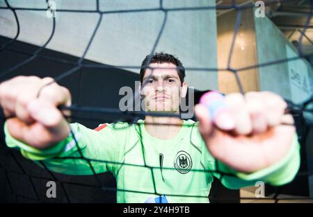 PHOTO D'ARCHIVE : Henning FRITZ aura 50 ans le 21 septembre 2024, gardien de but Henning FRITZ, Allemagne, portrait mi-longueur, S'accrocher au filet de buts et regarder à travers le filet de buts, équipe nationale de handball, présentation du nouveau maillot national, le 1er juillet 2008 à Herzogenaurach ; ? Sven Simon # Prinzess-Luise-Str. 41 # 45479 M uelheim/R uhr # Tel. 0208/9413250 # Fax. 0208/9413260 # compte 244 293 433 # P ostbank E ssen # Code bancaire 360 100 43 # courriel : svensimon@t-online.de #www.SvenSimon.net. Banque D'Images