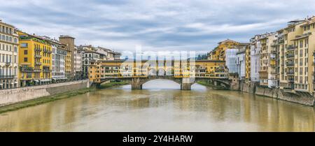 Ponte Vecchio sur la rivière Arno, architecture, historique, histoire, culture, visite panoramique de la ville, tourisme, attraction, vue, Florence, Italie, Europ Banque D'Images