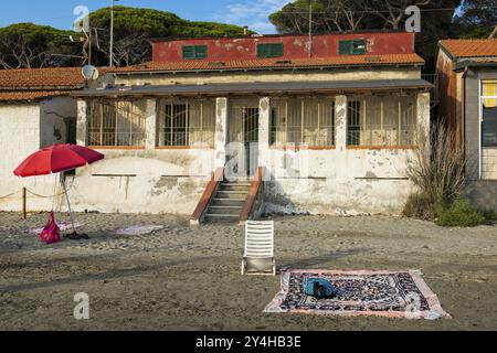 Maison de plage abandonnée, plage, architecture, tourisme, bâtiment, délabré, propriété, vide, personne, vacance, crise, crise immobilière, Italie, Europe Banque D'Images