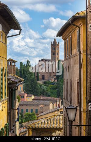 Vieille ville avec vue sur Basilica di San Clemente, historique, bâtiment, ruelle, Sienne, Toscane, Italie, Europe Banque D'Images