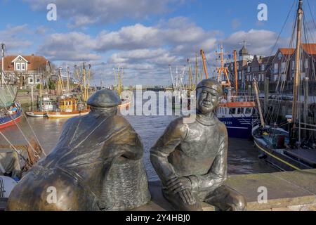 Sculpture de vieux et jeunes pêcheurs au port de Cutter Neuharlingersiel, Frise orientale, basse-Saxe, Allemagne, Europe Banque D'Images