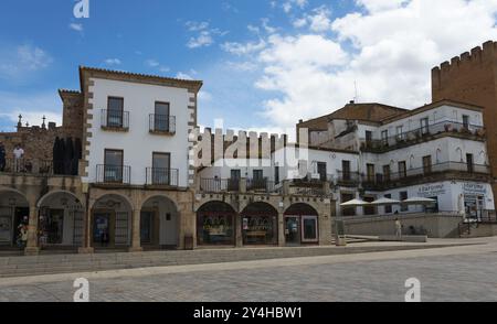 Une place avec des maisons blanches et des bâtiments historiques sous un ciel bleu, Plaza Mayor, Caceres, Caceres, Estrémadure, Espagne, Europe Banque D'Images