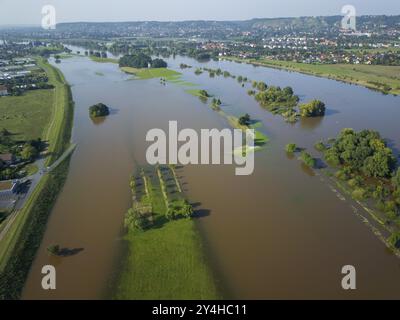 Un système de basse pression déterminant les conditions météorologiques se déplace du nord de l'Italie sur une voie dite Vb via l'Autriche et la République tchèque à la Pologne, apportant Banque D'Images