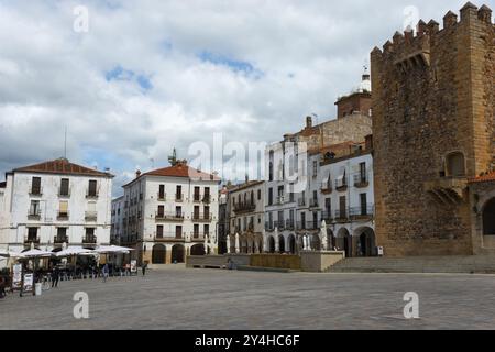 Une grande place avec des bâtiments anciens, une tour et des cafés sur le bord, tour, Torre de Bujaco sur la droite, Plaza Mayor, Caceres, Caceres, Estrémadure, S Banque D'Images