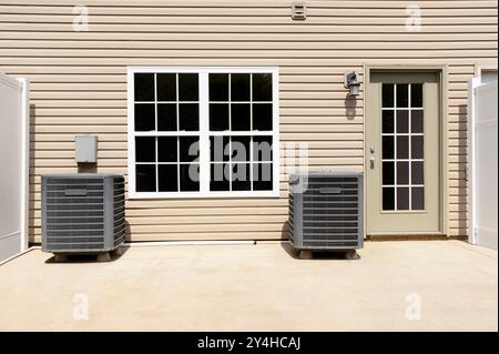 Plan horizontal de deux climatiseurs HVAC sur un patio de condo. Banque D'Images