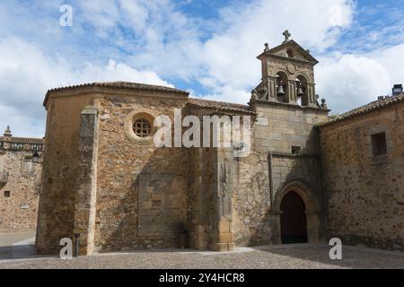 Église historique avec des murs de pierre sous un ciel bleu, Convento de San Pablo, couvent, vieille ville, Caceres, Caceres, Estrémadure, Espagne, Europe Banque D'Images