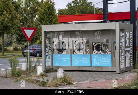 Lave-linge en libre-service, pour la blanchisserie, vêtements, ouvert 24 heures sur 24, 24 heures sur 24, dans une station-service, à la frontière entre l'Allemagne et le Netherlan Banque D'Images