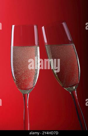 Deux verres remplis de champagne, coupe de champagne, verres de champagne, coupe de champagne, fête, célébration, réveillon du nouvel an, studio Banque D'Images