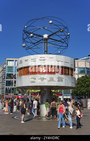 Horloge mondiale sur la place d'Alexanderplatz à Berlin, Allemagne, Europe Banque D'Images