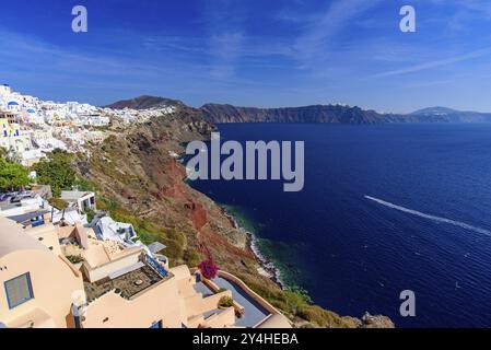 Bâtiments blancs traditionnels face à la mer Égée à Oia, île de Santorin, Grèce, Europe Banque D'Images