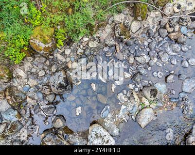 Une vue de dessus des rochers le long de la rive de la rivière Snoqualmie à North Bend, Washington. Banque D'Images