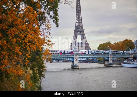 Vue panoramique sur la tour Eiffel au-dessus de la Seine lors d'une belle journée d'automne à Paris Banque D'Images