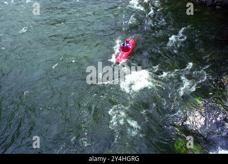 Personne dans un kayak sur un cours d'eau vive sur une rivière dans le Montana, États-Unis, approx. 1994 Banque D'Images