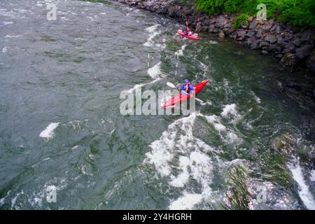 Personne dans un kayak sur un cours d'eau vive sur une rivière dans le Montana, États-Unis, approx. 1994 Banque D'Images