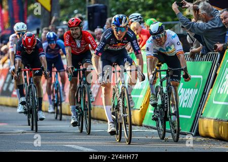 Namur, France. 18 septembre 2024. Les Espagnols Roger Adria de Red Bull-Bora-Hansgrohe et Alex Aranburu de Movistar Team photographiés en pleine action jusqu'à la ligne d'arrivée de la course cycliste d'une journée Grand Prix de Wallonie 2024 (202, 3 km), de Blegny à la Citadelle de Namur, à Namur, le mercredi 18 septembre 2024. BELGA PHOTO DAVID PINTENS crédit : Belga News Agency/Alamy Live News Banque D'Images