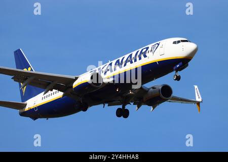 EI-DHA, Ryanair, Boeing 737-800, en approche finale de l'aéroport de Londres Stansted, Essex, Royaume-Uni, le 17 septembre 2024 Banque D'Images