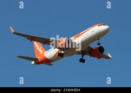 G-UZHV, EasyJet, Airbus, A320neo, en approche finale de l'aéroport de Londres Stansted, Essex, Royaume-Uni, le 17 septembre 2024 Banque D'Images