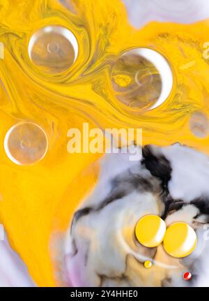 Fond surréaliste, audacieux et abstrait couleurs jaunes et noires fortes, art fluide, motifs tourbillonnants, formes sphériques, profondeur visuelle. Banque D'Images