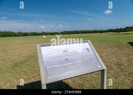 Kill Devil Hills, Caroline du Nord - 1er septembre 2024 : panneau expliquant le chemin du premier vol avec des marqueurs de l'endroit où les avions ont atterri - Wright Brothe Banque D'Images