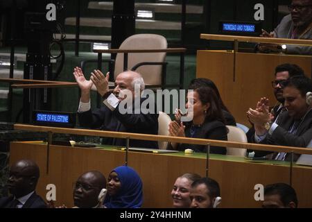 Chicago, Illinois, États-Unis. 17 septembre 2024. L'ambassadeur palestinien aux Nations Unies, RIYAD MANSOUR, applaudit alors que l'Assemblée générale de l'ONU vote une résolution palestinienne exigeant la fin de l'occupation israélienne à Gaza et en Cisjordanie occupée le 18 septembre 2024 à New York. Le vote a réuni 124 pays pour, 43 abstentions et 12 contre, dont les États-Unis. (Crédit image : © Laura Brett/ZUMA Press Wire) USAGE ÉDITORIAL SEULEMENT! Non destiné à UN USAGE commercial ! Banque D'Images