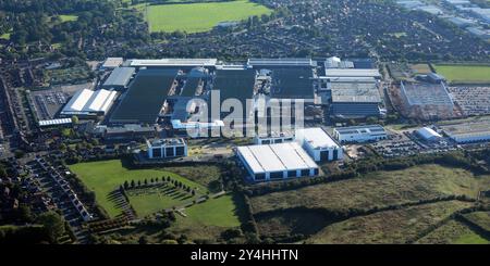 Vue aérienne de l'usine de fabrication de voitures Bentley Motors à Crewe, Cheshire. Ceci du nord vers le sud 2024. Banque D'Images