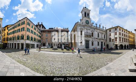 UDINE, ITALIE – 27 MAI 2024 : Piazza Matteotti. Cette place animée, entourée de bâtiments historiques et de cafés, sert de point de rencontre animé Banque D'Images