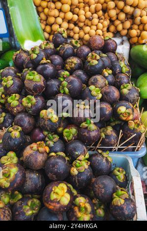 Mangoustan sur le comptoir dans un magasin en Thaïlande à un marché de rue Banque D'Images