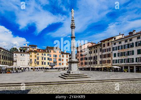 UDINE, ITALIE – 27 MAI 2024 : Piazza Matteotti. Cette place animée, entourée de bâtiments historiques et de cafés, sert de point de rencontre animé Banque D'Images