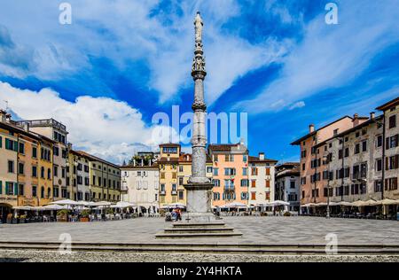 UDINE, ITALIE – 27 MAI 2024 : Piazza Matteotti. Cette place animée, entourée de bâtiments historiques et de cafés, sert de point de rencontre animé Banque D'Images