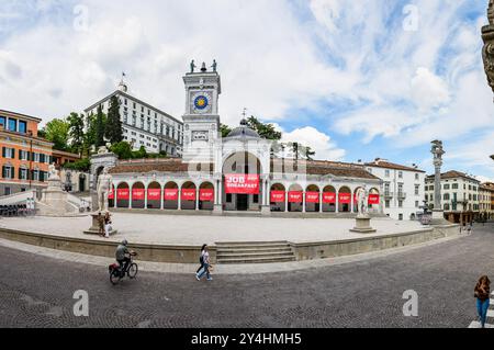 UDINE, ITALIE – 27 MAI 2024 : Loggia di San Giovanni et Torre dell'Orologio. Monuments de la Renaissance sur la Piazza Libertà, avec architectu distinctif Banque D'Images