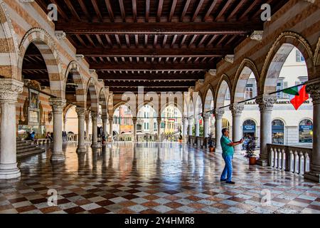 UDINE, ITALIE – 27 MAI 2024 : Loggia del Lionello. Ce bâtiment Renaissance de la Piazza Libertà est réputé pour sa façade ornée et sert d'histoire Banque D'Images