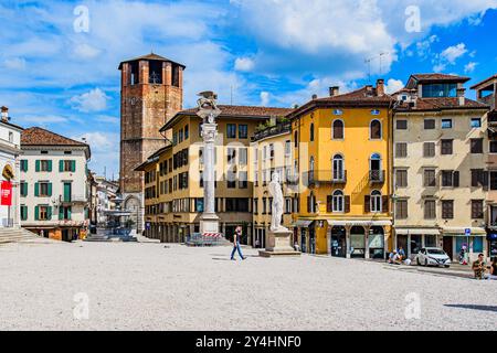 UDINE, ITALIE – 27 MAI 2024 : Loggia di San Giovanni et Torre dell'Orologio. Monuments de la Renaissance sur la Piazza Libertà, avec architectu distinctif Banque D'Images