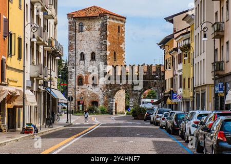 UDINE, ITALIE – 27 MAI 2024 : Torre di Porta Aquileia. Cette tour historique fait partie des remparts médiévaux de la ville d'Udine, offrant un aperçu du a de la ville Banque D'Images