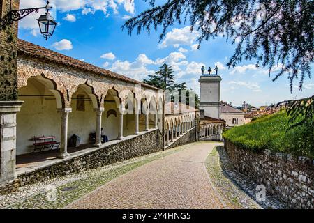 UDINE, ITALIE – 27 MAI 2024 : Portici del Castello di Udine. Ces arcades historiques offrent une vue sur le château et la ville, mettant en valeur l'architectu Banque D'Images