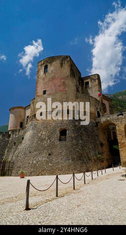 Château de Pandone, lavoir et étang à poissons de Venafro, Isernia, Molise, Italie Banque D'Images